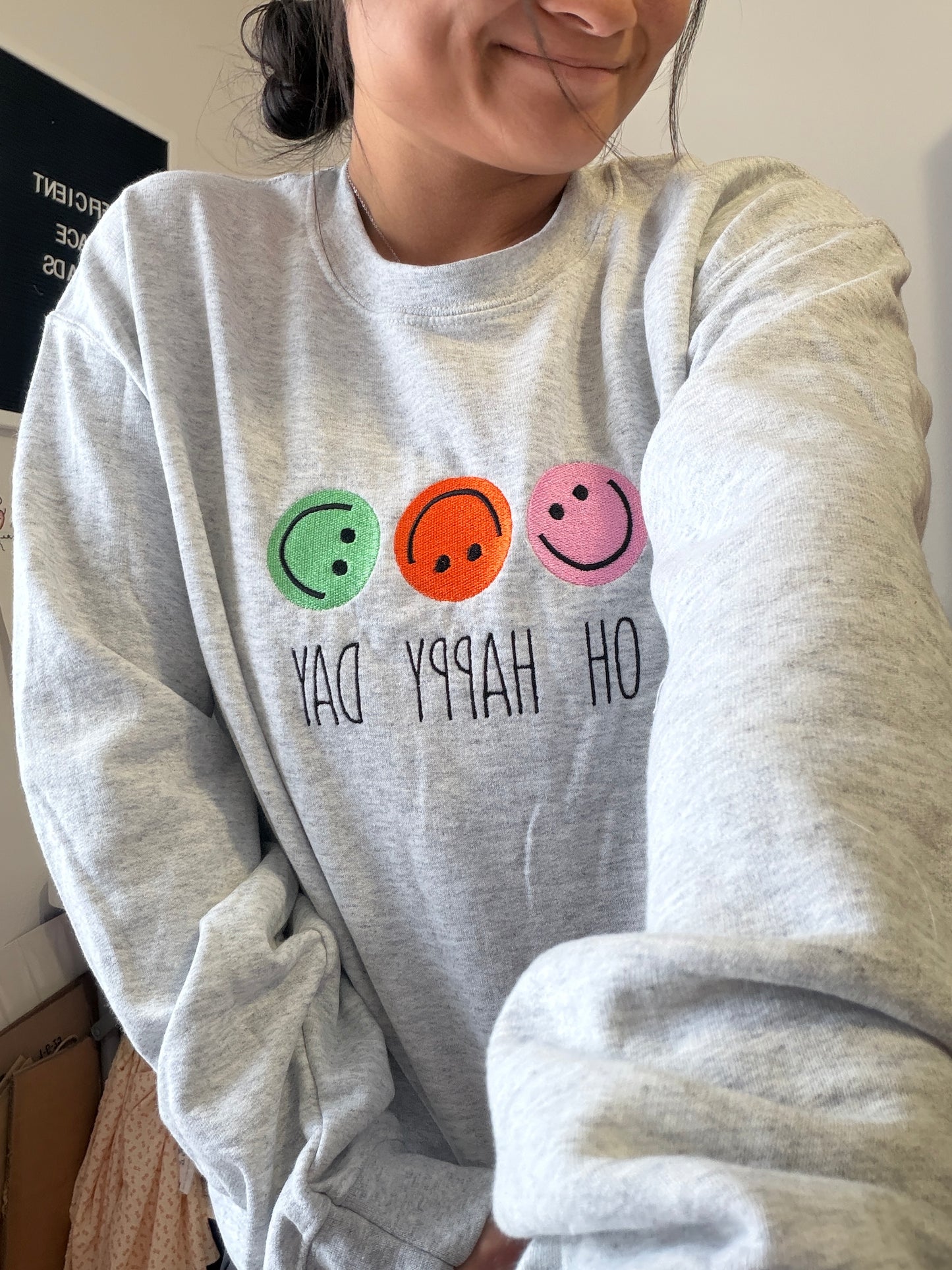 Happy Day Embroidered Crewneck - M